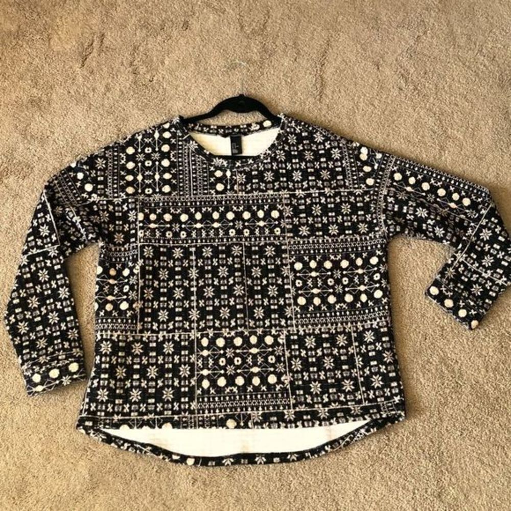 H&M Quilted Black & White Snowflake Top Size Medium